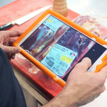 Prise de photo pour la traçabilité avec une tablette HACCP Prise de photo pour la traçabilité avec une tablette HACCP