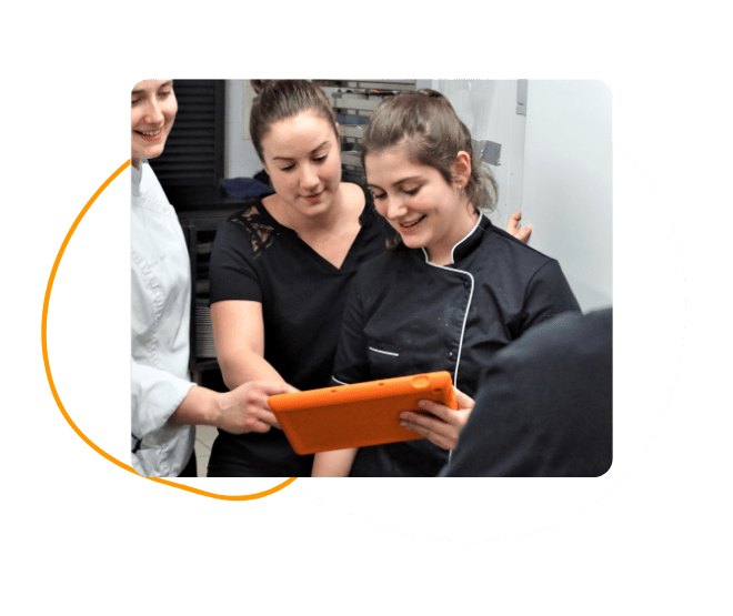 équipe avec tablette Octopus HACCP